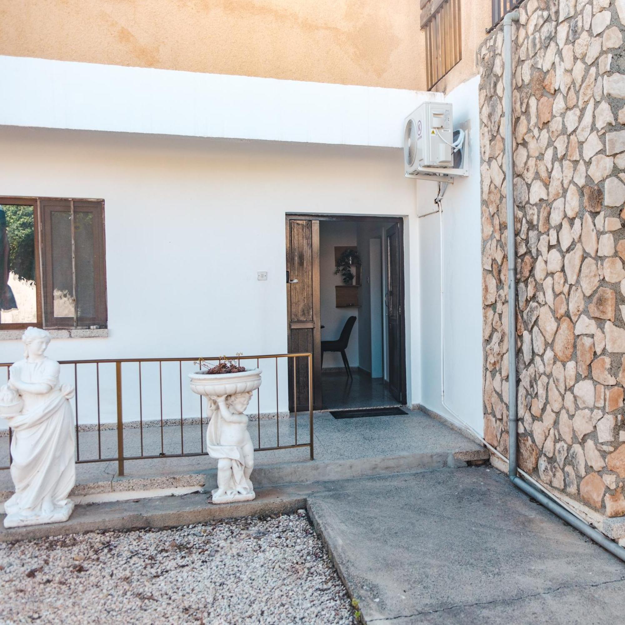 Serenityone - Centrally Located One Bedroom Apt Aya Napa Dış mekan fotoğraf